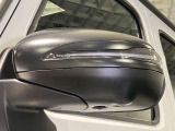 ウィンカー内蔵ドアミラーを開発したのは『メルセデス・ベンツ』です。他車からの視認性が高まり、事故の可能性を低減させています。更に、点灯部分はドライバーの視界に入らないように設計されています。