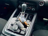 【スペアキー完備】中古車購入時に気になるスペアキー(スマートキー)もしっかり揃っており安心です。シフトノブ周りもスレや小傷がなく、非常に綺麗な状態です。