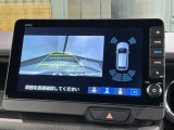 リバースギアに入れるだけで後方の表示へ切り替わります。夜間や雨の日の駐車も楽になりますよ。