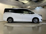 運転席側も電動スライドドアになってます。ショッピングなどでのお買い物時手がふさがっていてもドアに軽く触れるかリモコンで開閉できるので便利です!