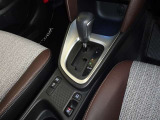 電動パーキングブレーキ・ブレーキホールドを装備してます。ホールド機能は信号待ちが多い一般道で疲労軽減になり、大好評です!