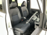 【運転席・助手席】内装ルームクリーニング済みです。しっかり綺麗にしていますので、是非、お確かめください。車に自信があるからこそ、是非一度ご来店頂き内外装も見てもらえると幸いです。