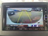 【バックモニター】後方の障害物や歩行者を確認できるバックモニター。狭い駐車場や混雑した場所でも安心して車を操作できます。