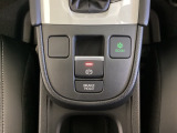 セレクトレバーの下に電子制御パーキングブレーキがあります。スイッチひとつで、停車した地点の傾斜などをシステムが検知・判断してブレーキ力を自動的に最適制御し、しっかり停車できるパーキングシステムです。
