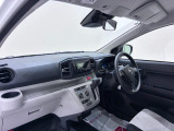 ダイハツのお店では、ダイハツ車を知り尽くしたプロフェッショナルが、専用の診断機器を使って各システムを点検しております。