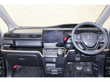 操作性に優れた運転席となります!小物入れや各ボタンの配置にこだわり、使いやすいです!座り心地もよく視認性も良好なのでロングドライブもお任せ下さい!