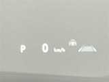 【ヘッドアップディスプレイ(HUD)】フロントウインドウガラスに走行情報を投影します。運転中の目線と重なるように表示されるので、少ない視線移動で速度が確認できるので、 ドライビングに集中できます!