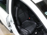 程よい硬さとホールド性が高いシートで長時間運転も快適です。