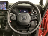 オーディオのチャンネル変更やボリュームなどの操作スイッチの他に、レフトセレクターホイールがついています。中央部を指先で上下に動かすことで、マルチインフォメーション・ディスプレイの各表示が確認できます。