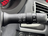 【オートライト(AUTO)】外の明るさをシステムが感知して、自動でヘッドライトが点灯します。ヘッドライトをつけ忘れを防ぐ便利機能です。