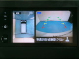 アラウンドモニター 白線や駐車車両をナビ及びルームミラーに表示 駐車している車両との位置関係も一目で分かって安心です