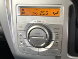 【オートエアコン】一度お好みの温度に設定すれば、車内の温度を検知し風量や温度を自動で調整。暑い&hellip;寒い&hellip;と何度もスイッチ操作をする必要はありません。快適な車内空間には必須の機能ですね♪
