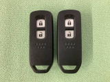 スマートキーを装備しています。鍵を差し込むことなくドアロックの開け閉めと、スタートボタン操作でのエンジンスタートができます。スペアキーも同じものを用意しております。