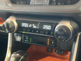 【シートベンチレーション】夏場は涼しい風でお尻や背中の熱やムレを防ぎ、冬はエアコンよりも早く温まってポカポカに!季節を問わず快適に過ごせます。