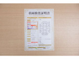 【車両検査証明書】店頭にて、クルマの状態が一目で分かる査証明書を公開中。トヨタ認定検査員が厳しく検査し、状態を点数と図解で表示しています。修復歴はもちろん、傷やヘコミの箇所や程度がご確認いただけます。