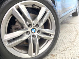 ●純正18インチアルミホイール:輸入車ならではの卓越した走りを支えるホイールと足回りです!日本車の走りに慣れている方にもぜひ体感して頂きたいほど、高いレベルでまとまっています!