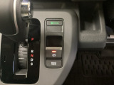 ブレーキホールド機能付き。信号待ちなど足を離してもブレーキ状態を保ち、アクセルを踏むと自動解除されます。スムーズな発進が可能です。