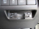 【ETC2.0車載器】は高速道路上に設置されたITSスポットと双方向通信を行い、ETC機能に加え安全運転をサポートする交通情報を提供してくれます