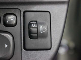 人や荷物を満載しても、対向車や先行車に迷惑をかけない、室内からヘッドライトの光軸を調整できます。