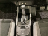 「e:HEV」は、モーター走行を中心にしながら電気エネルギーやエンジン動力を最も効率よく使い分けることができる賢いハイブリッドシステムです。サイドブレーキはスイッチ操作の電子制御パーキングブレーキです