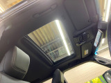 【ムーンルーフ】開放感たっぷりの希少装備、サンルーフが装着されています!車内に明かりを取り入れたり景色を楽しむ以外にも、車内の空気も簡単に換気できて快適です!