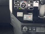 充電用USB端子付き。スマートフォンなどの充電に便利です。  ブレーキホールドスイッチ、パーキングブレーキスイッチ。