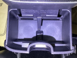 運転席からも助手席からも自由に使えるドリンクホルダー付。