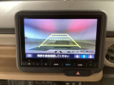 【バックカメラ】運転が苦手な方も車庫入れラクラクです!ギアをリバースに入れれば自動的に切り換わりますので、面倒な操作は不要です♪狭い駐車場もお車を傷つけず安心ですね!
