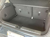 ラゲッジルームは全面ファブリック加工でございます。大切なお荷物に傷が付きづらいですよ。