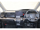 操作性に優れた運転席となります!小物入れや各ボタンの配置にこだわり、使いやすいです!座り心地もよく視認性も良好なのでロングドライブもお任せ下さい!