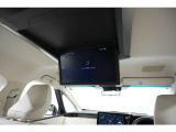 後席装備の電動開閉式14インチディスプレイ。フルセグTVや動画再生にも対応し、長距離移動も上質なエンターテイメント空間としてお過ごしいただけます。