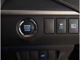 お車のキーはスマートキーです。キーを身につけた状態で車に近づき、ドアロックの解錠や施錠操作が出来ます。雨の日など両手がふさがっている時など、とっても便利ですね。