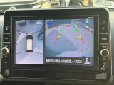 真上から見下ろすような映像で、車庫入れや縦列駐車時に、自車と駐車位置の関係をひと目で確認でき、スムースな駐車をサポート。動く物を検知してお知らせすることで、発進時の安全確認もサポートします。