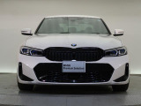 【キドニーグリル】BMWの代名詞。一目見ただけでBMWであると認識できる確固たるアイコンとして存在感を放ちます。