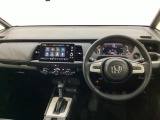 車内は光触媒抗菌消臭施工済です。インパネ周りはスタイリッシュなデザインで機能や装備も充実しています。グローブボックスやカップホルダーのほかにトレーなどたくさんの収納スペースが付いています。