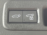 【パワーバックドア】スマートキーや運転席のボタンを押すだけでリアゲートが自動で開閉します!荷物を持っている時や、高い位置にあるバックドアを閉める際に便利な機能です♪
