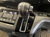 CVT車のセレクトレバーです。低速から高速まで、変速ショックのないスムーズな走りを実現するとともに、エンジン効率のよい領域を維持することで燃費にも貢献します。