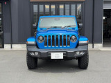 Jeepの伝統デザインである7スロットグリルと丸目のLEDヘッドライトは見る人に強い印象を与えます。