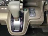 CVT車のセレクトレバーです。低速から高速まで、変速ショックのないスムーズな走りと、エンジン効率のよい領域を維持して燃費にも貢献します。サイドブレーキはスイッチ操作の電子制御パーキングブレーキです。