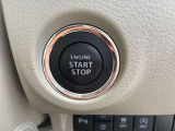 【プッシュスタート】プッシュスタート機能を採用。キーを取り出すことなく、ボタンひとつでエンジンの始動・停止ができ、スムーズで快適なドライブをサポートします。