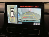 【パノラミックビュー&バックビュー】駐車時の安全確認をする為に車両上方からの映像と後方カメラからのを同時に表示しバックガイドも付いているのでバックの苦手な方でも安心して運転出来ますよ。