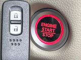 【Hondaスマートキー】カバンやポケットに入れたままでもドアの施錠・解錠が可能なスマートキーを装備。エンジンのオン・オフ時もカギを取り出す必要が無いからとっても便利です♪
