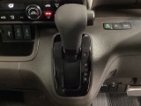 CVT車のセレクトレバーです。低速から高速まで、変速ショックのないスムーズな走りを実現するとともに、エンジン効率のよい領域を維持することで燃費にも貢献します。