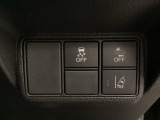 Hondaセンシング用の、VSA(ABS+TCS+横滑り抑制)解除と路外逸脱抑制機能のオンオフスイッチなどはハンドルの右側に装備しています。