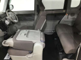 助手席がテーブルになります