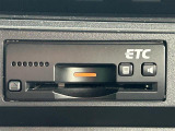 【ETC】有料道路を利用する際に料金所で停止することなく通過できる、ETC車載器(ノンストップ自動料金収受システム機器)が装備されています。セットアップを行うことで利用可能になります。