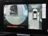 パノラミックビューモニター付きです。車両を上から見たような映像をディスプレイオーディオ画面に表示。運転席からの目視だけでは見にくい、車両周辺の状況をリアルタイムでしっかり確認できます。