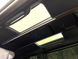 【ガラスルーフ】ガラスルーフ搭載で車内の解放感が一気にアップ!開放的なドライブをお楽しみいただけます。