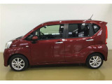 トヨタのプロ整備士が車両の点検を実施