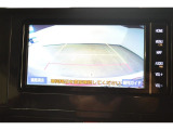 バックモニター付き。車両後方の映像が画面に表示されるので、車庫入れが苦手な人も安心です。ただし、目視確認もお忘れなくお願いいたします。